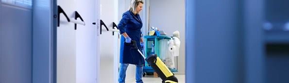 Mujer limpiando oficinas en Madrid